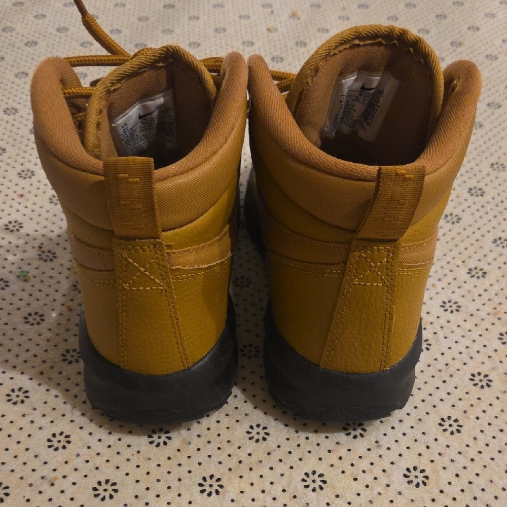 Nike Kids Tan and Black Boots - Picture 6 of 8